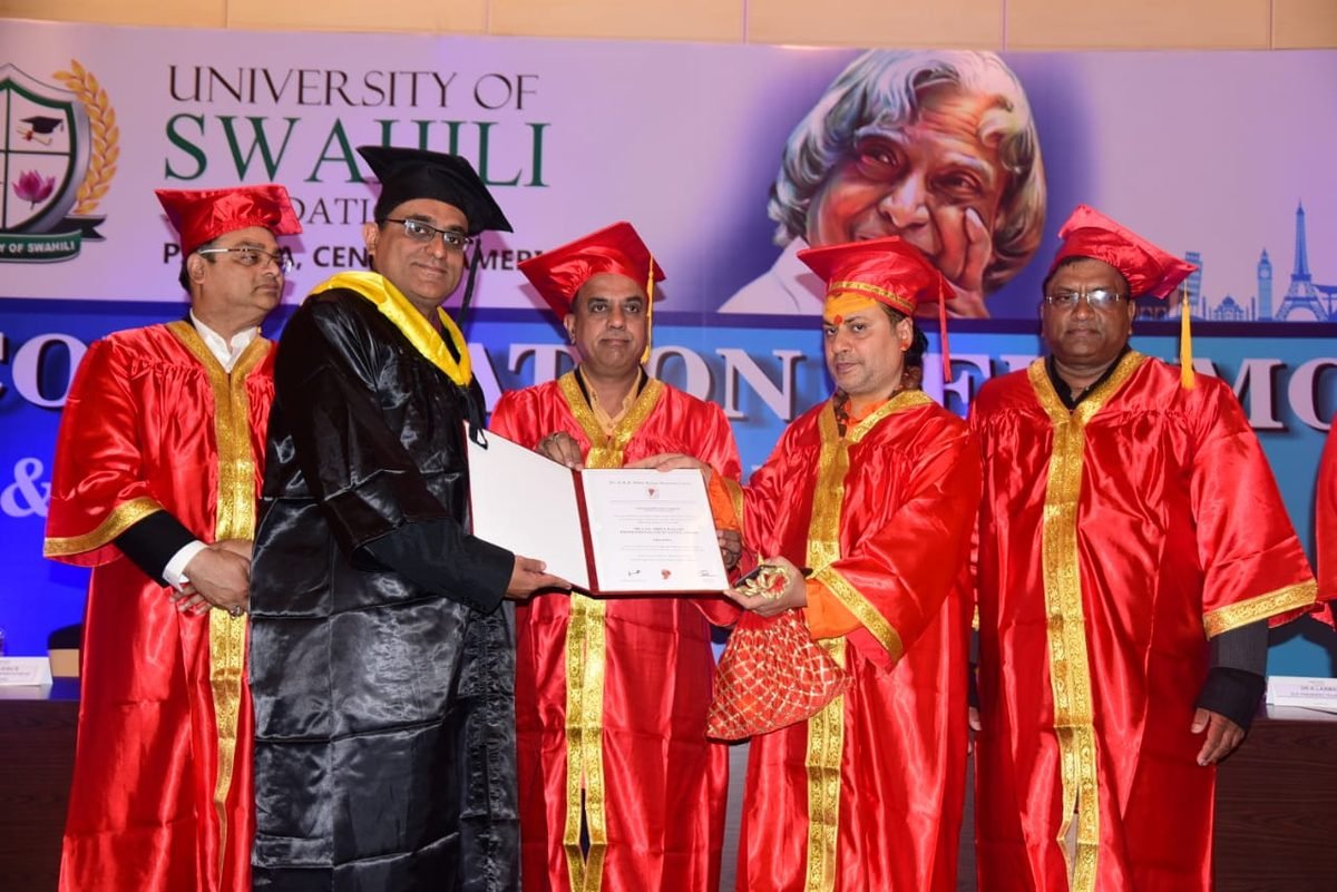 Dr. V J Nagesh receiving the Dr. APJ Abdul Kalam Award
